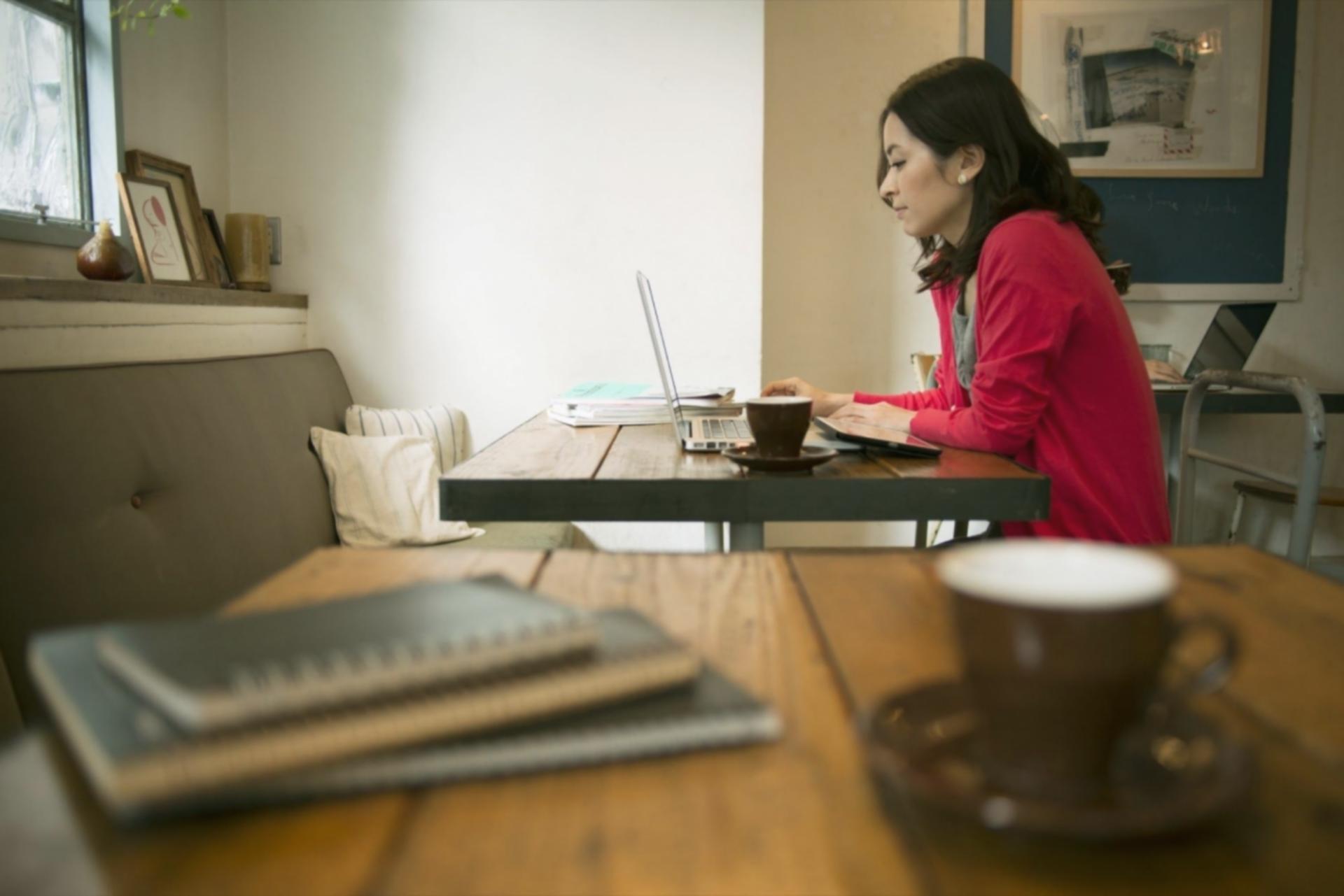 Professionelles Farbkorrektur-Setup mit Monitoren und Software