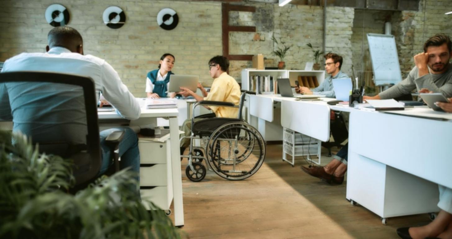 Farbkorrektur-Workspace mit professionellen Tools und Monitoren